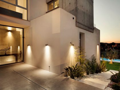 A Spacious and Stylish Contemporary Home with Raw Concrete Walls in Algeciras by Sergio Suárez Marchena (9)