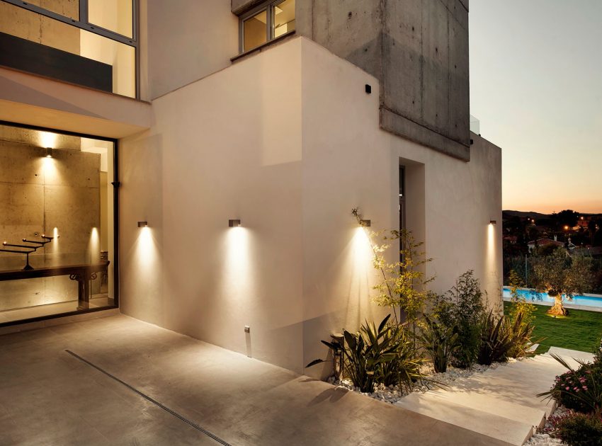 A Spacious and Stylish Contemporary Home with Raw Concrete Walls in Algeciras by Sergio Suárez Marchena (9)