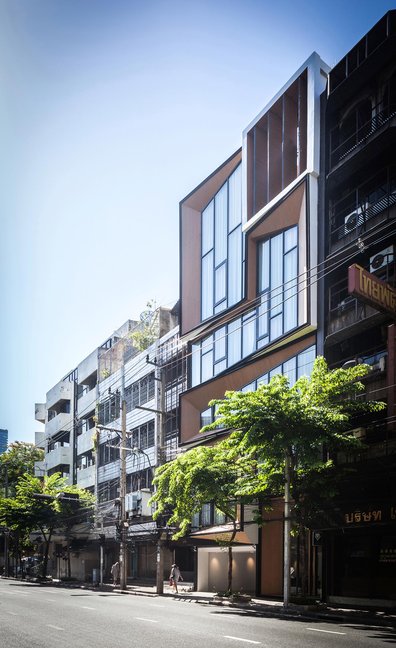 A Spacious and Stylish Modern House for a Big Family in Suriya Wong, Thailand by IDIN Architects (1)