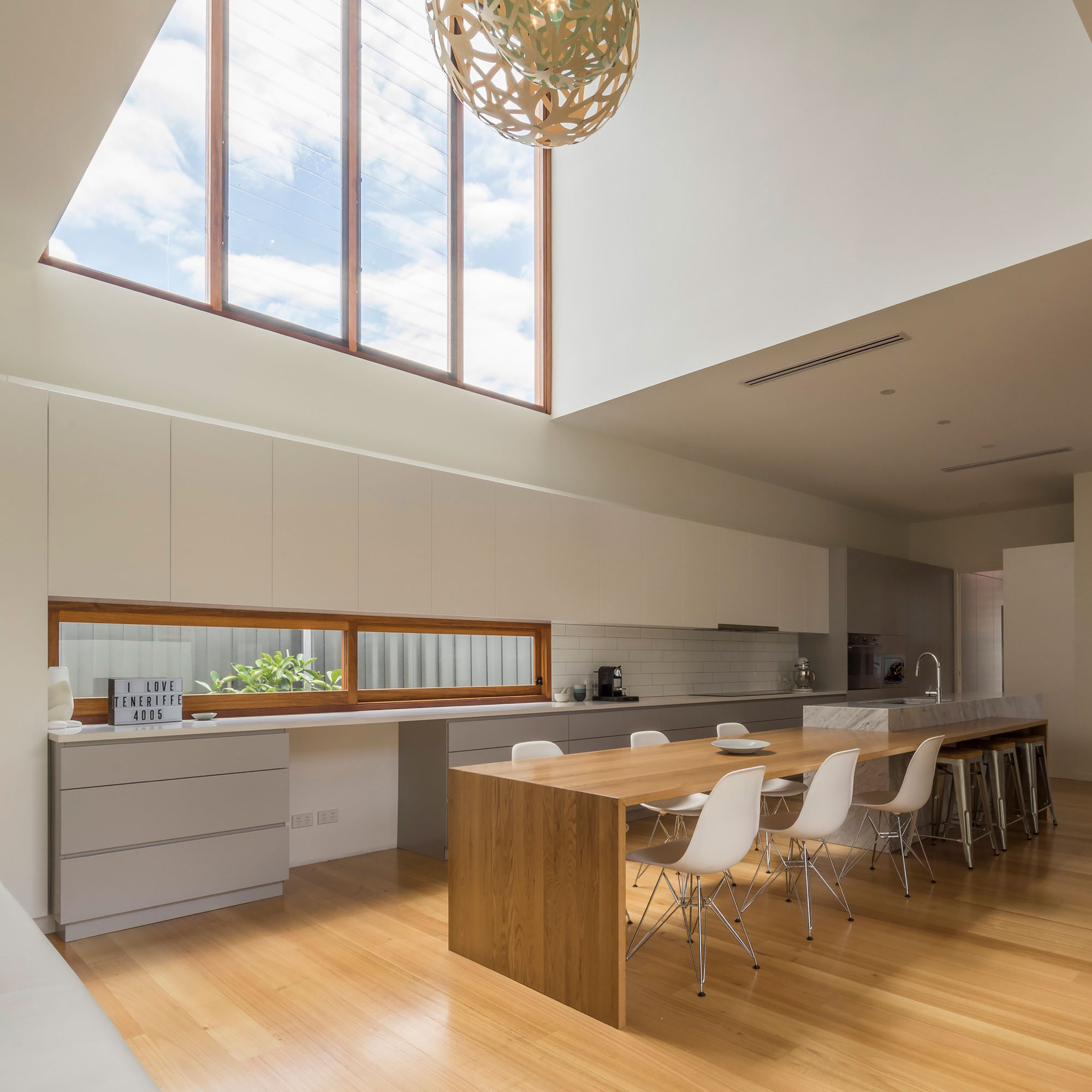A Spacious and Stylish Summer Home with Beautiful Terrace in Brisbane by Joe Adsett Architects (12)