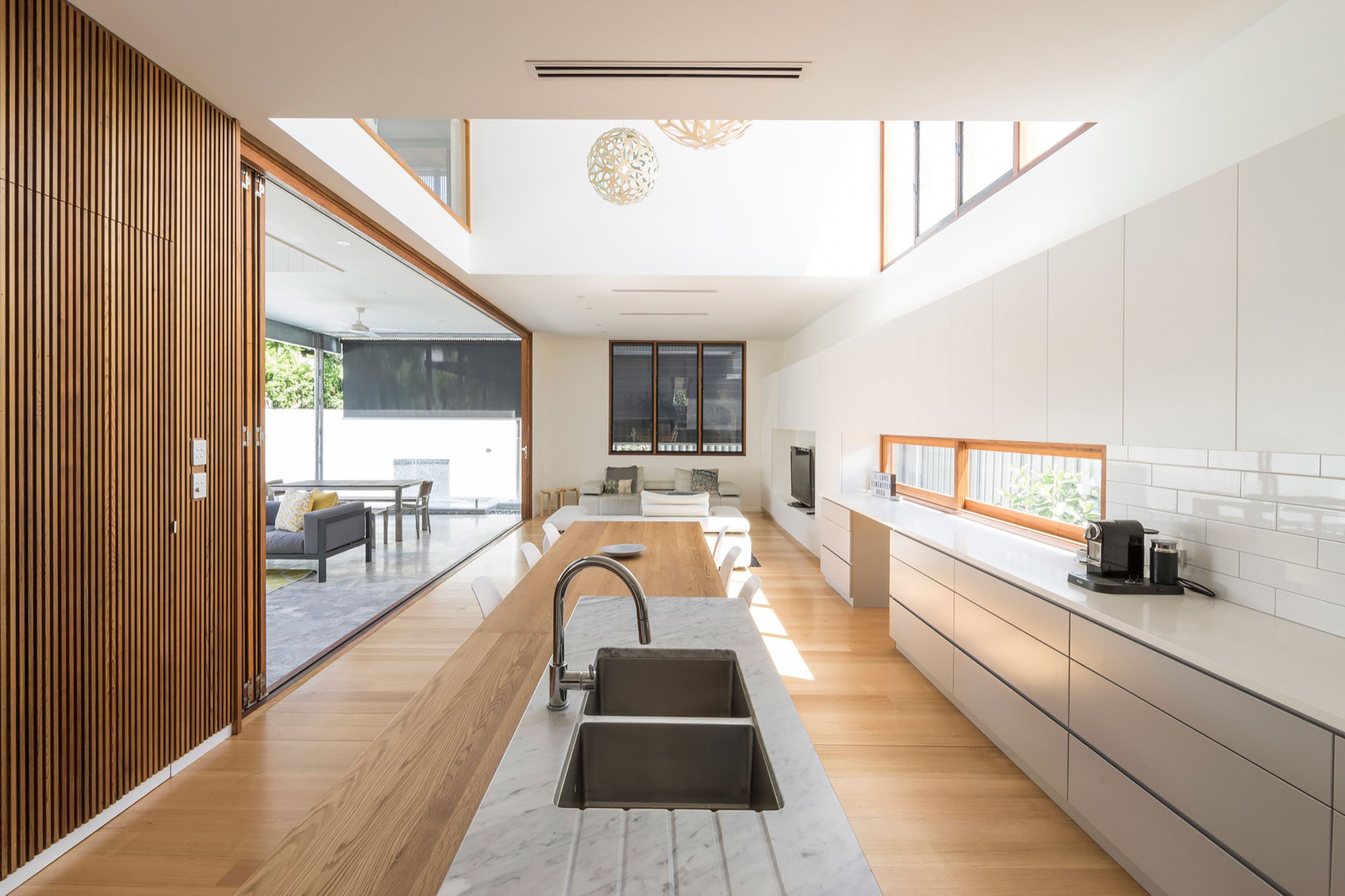 A Spacious and Stylish Summer Home with Beautiful Terrace in Brisbane by Joe Adsett Architects (8)
