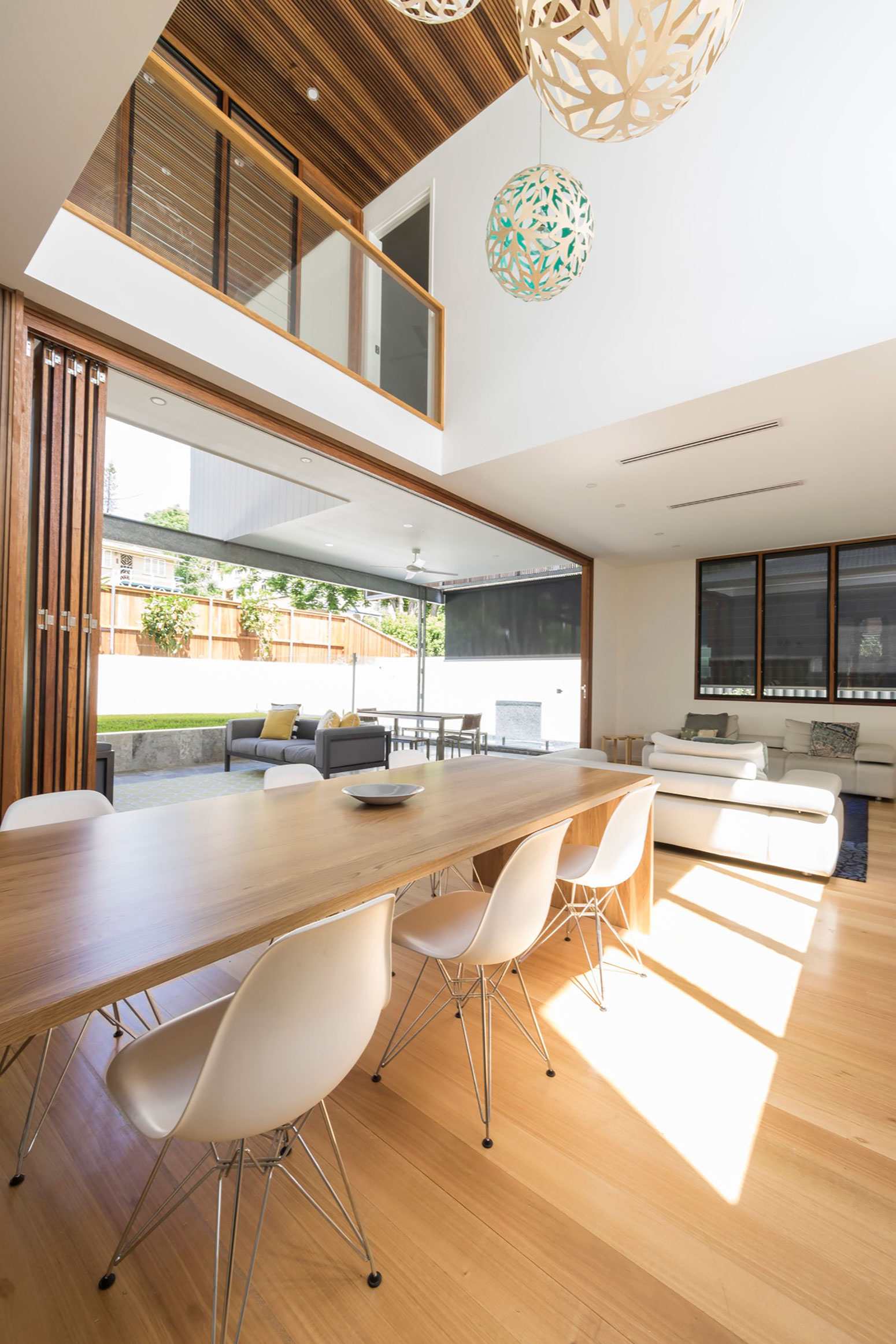 A Spacious and Stylish Summer Home with Beautiful Terrace in Brisbane by Joe Adsett Architects (9)
