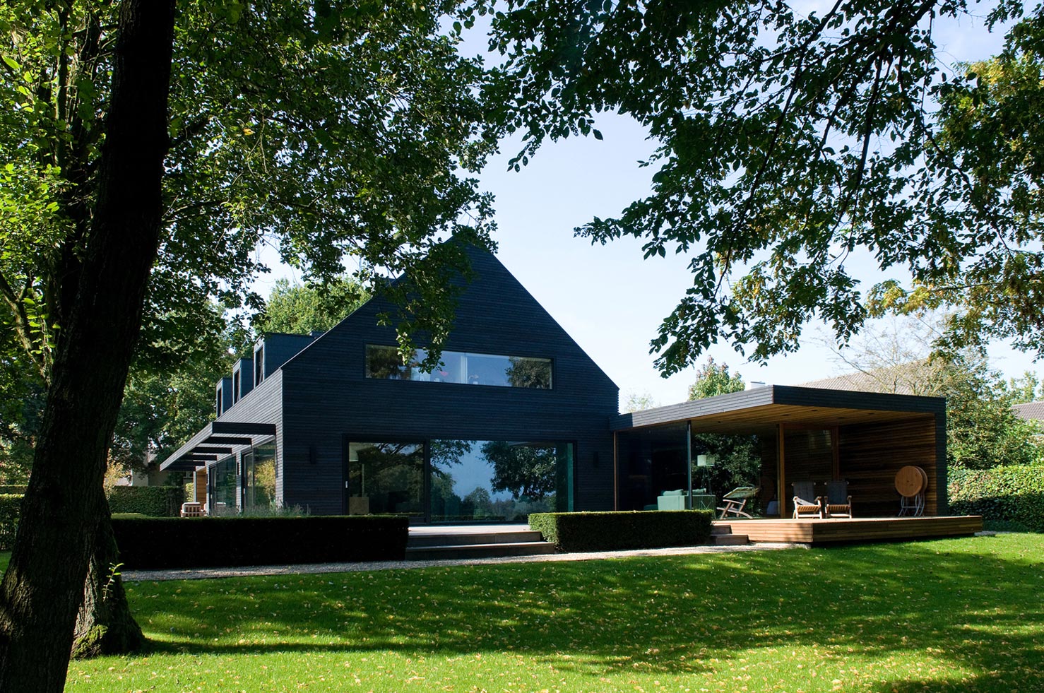 A Spacious and Sustainable Modern House Enhanced by the Wonderful Views of Nature in North Brabant by WillemsenU Architecten (1)