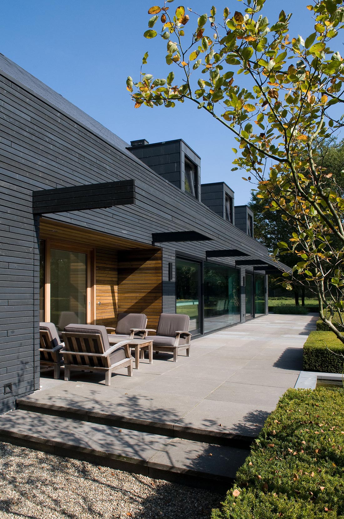 A Spacious and Sustainable Modern House Enhanced by the Wonderful Views of Nature in North Brabant by WillemsenU Architecten (11)