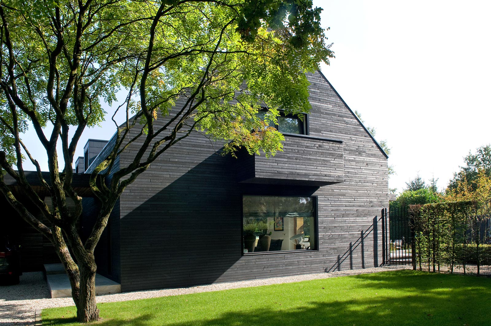 A Spacious and Sustainable Modern House Enhanced by the Wonderful Views of Nature in North Brabant by WillemsenU Architecten (13)