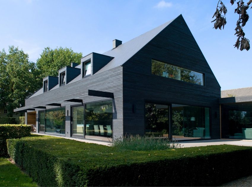 A Spacious and Sustainable Modern House Enhanced by the Wonderful Views of Nature in North Brabant by WillemsenU Architecten (2)