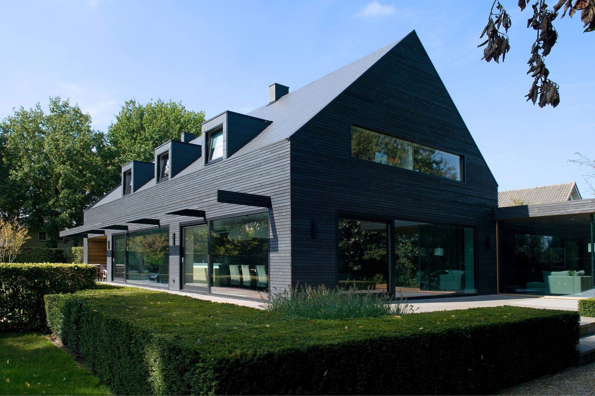 A Spacious and Sustainable Modern House Enhanced by the Wonderful Views of Nature in North Brabant by WillemsenU Architecten (2)