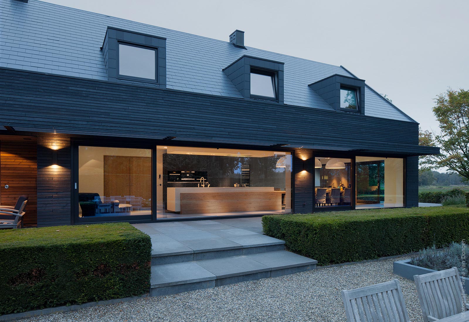 A Spacious and Sustainable Modern House Enhanced by the Wonderful Views of Nature in North Brabant by WillemsenU Architecten (30)