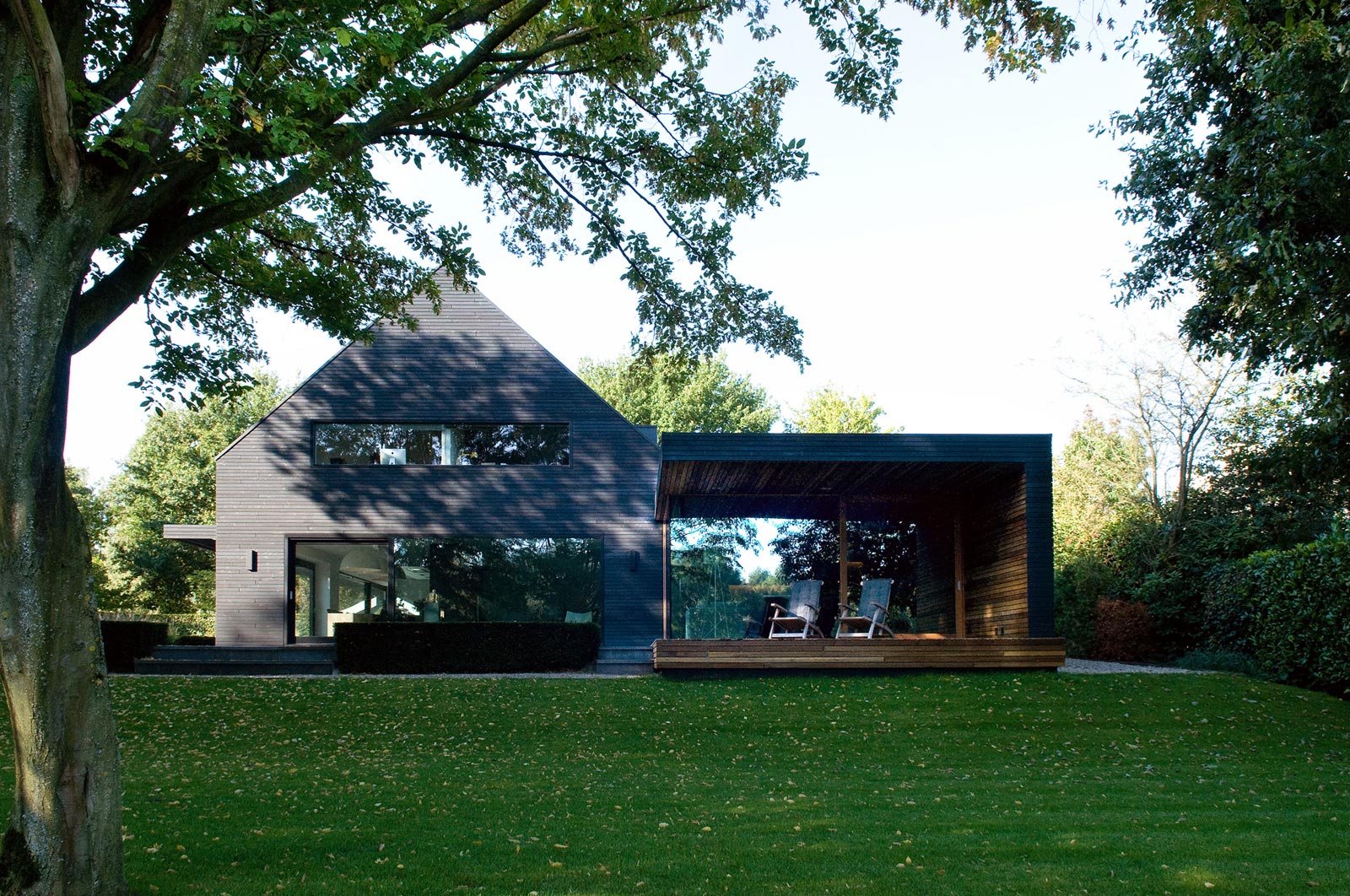 A Spacious and Sustainable Modern House Enhanced by the Wonderful Views of Nature in North Brabant by WillemsenU Architecten (4)