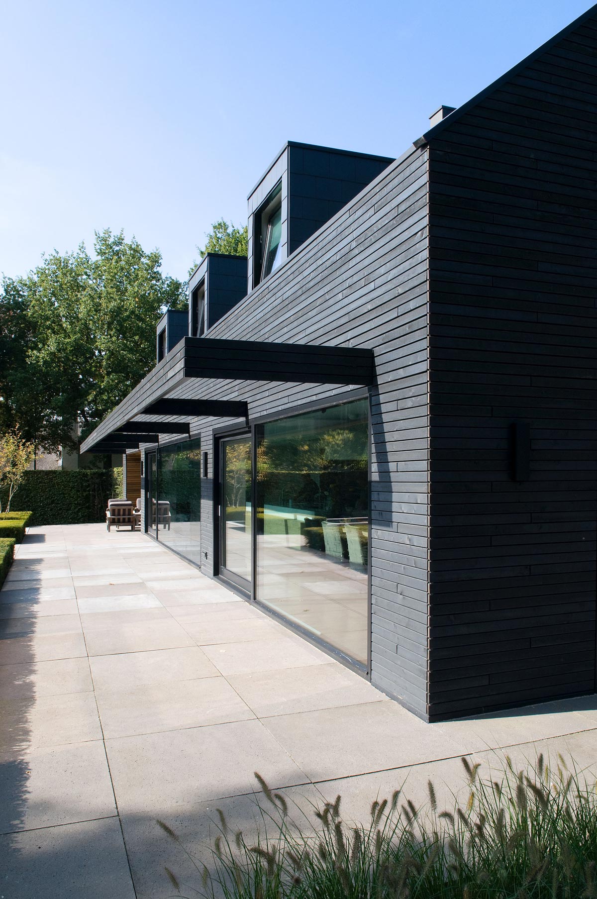 A Spacious and Sustainable Modern House Enhanced by the Wonderful Views of Nature in North Brabant by WillemsenU Architecten (7)