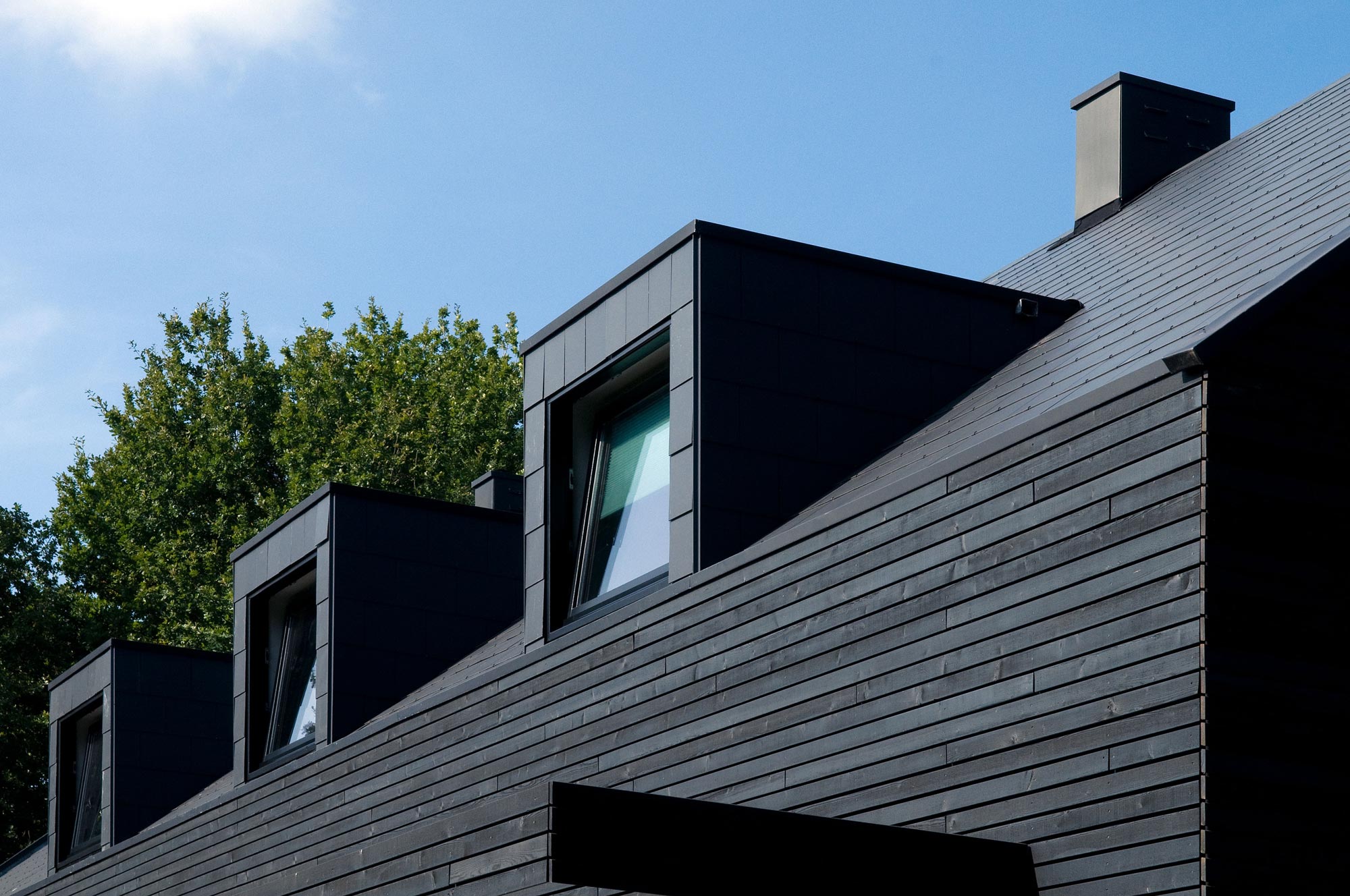 A Spacious and Sustainable Modern House Enhanced by the Wonderful Views of Nature in North Brabant by WillemsenU Architecten (8)