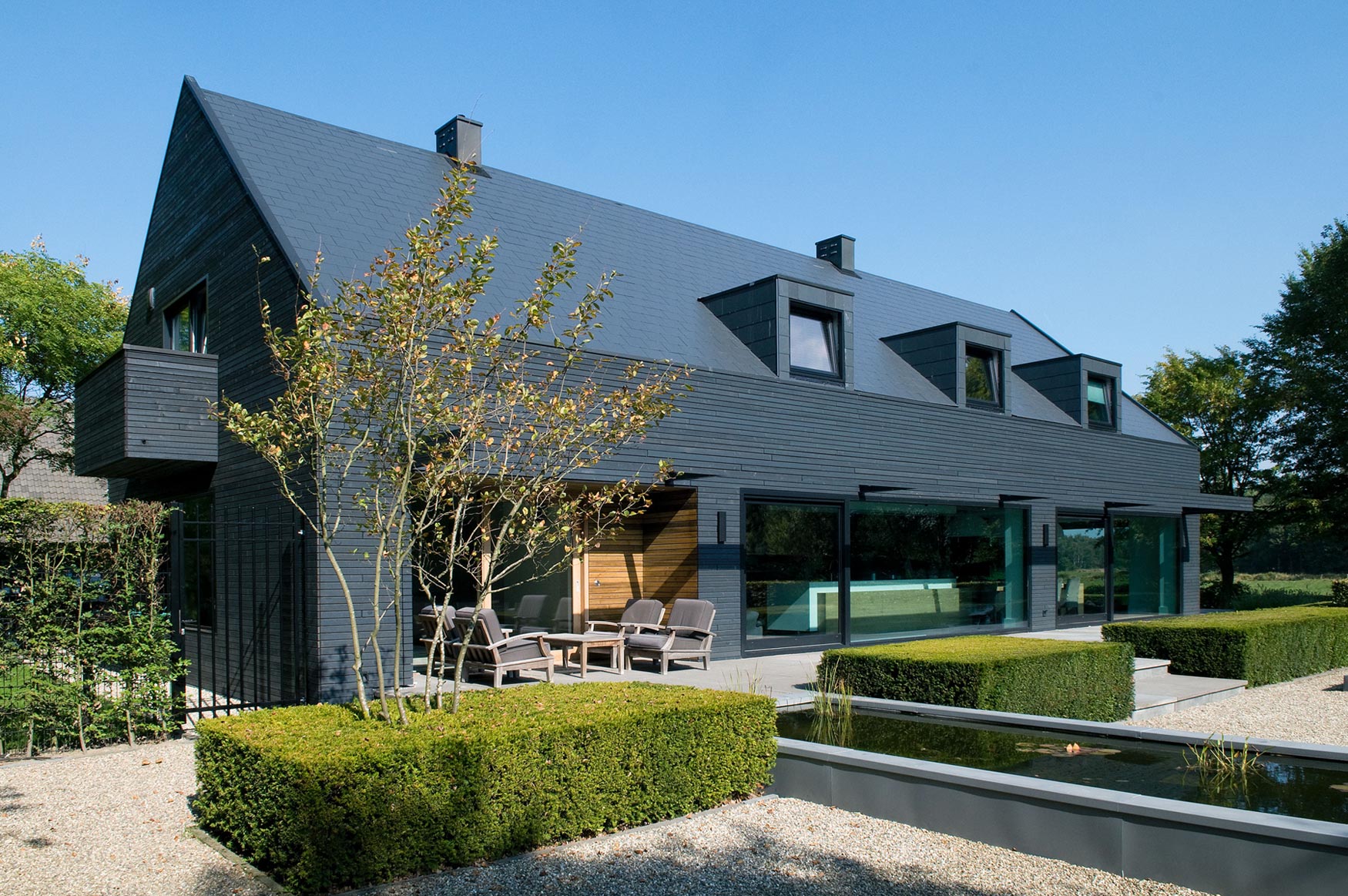 A Spacious and Sustainable Modern House Enhanced by the Wonderful Views of Nature in North Brabant by WillemsenU Architecten (9)