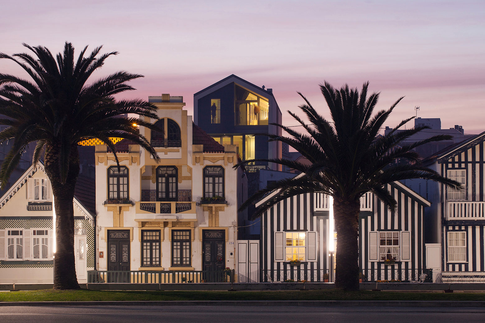 A Spectacular Contemporary Home With Magnificent Views in Gafanha da Encarnação by RVdM Arquitectos (1)