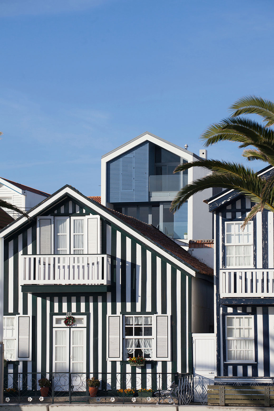 A Spectacular Contemporary Home With Magnificent Views in Gafanha da Encarnação by RVdM Arquitectos (2)