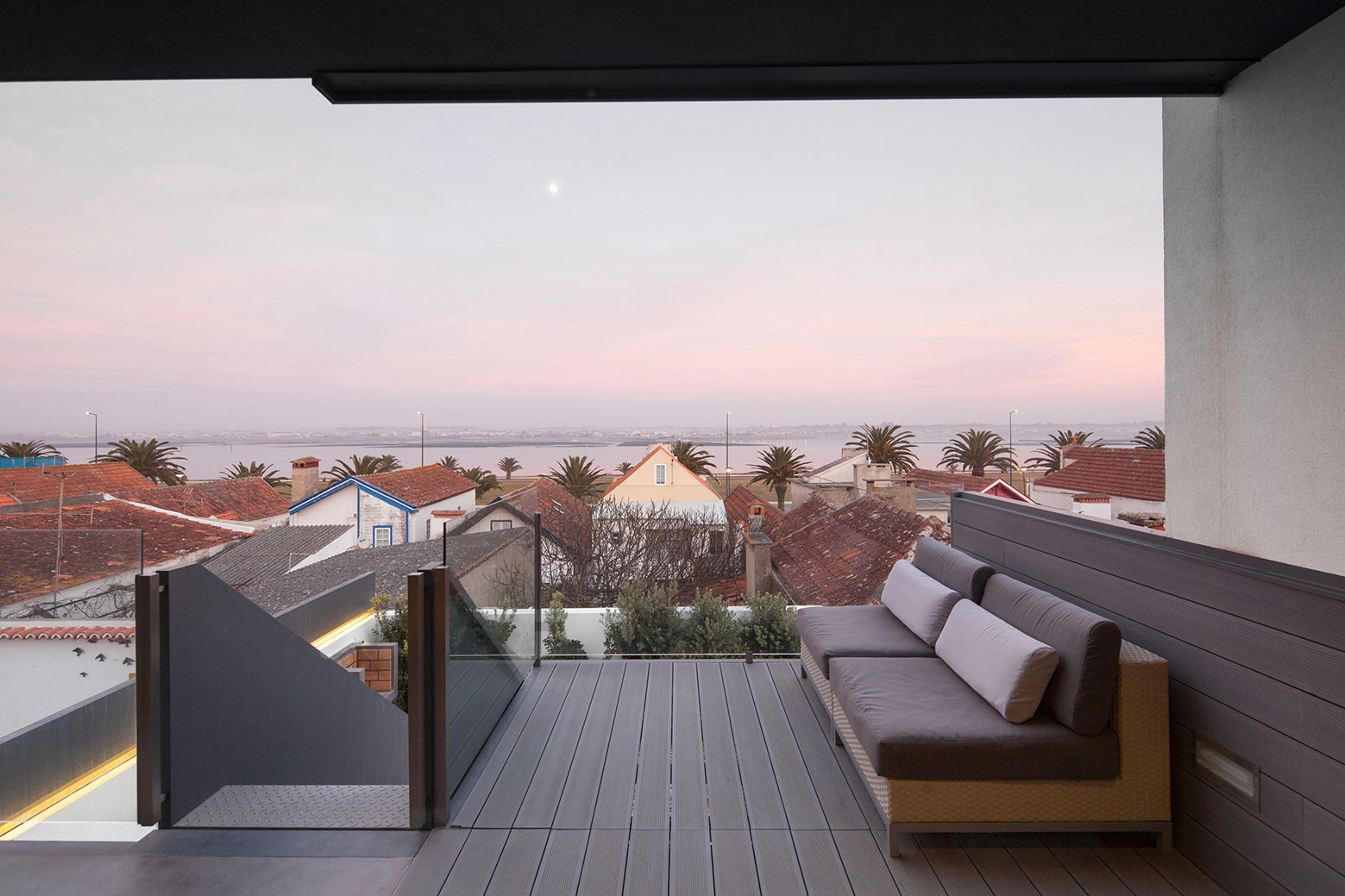 A Spectacular Contemporary Home With Magnificent Views in Gafanha da Encarnação by RVdM Arquitectos (5)