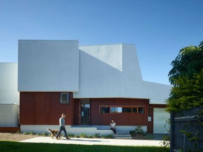 A Spectacular Long Narrow House with Long Kitchen in New Farm, Queensland by O’Neill Architecture (1)