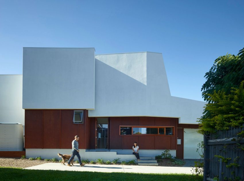 A Spectacular Long Narrow House with Long Kitchen in New Farm, Queensland by O’Neill Architecture (1)