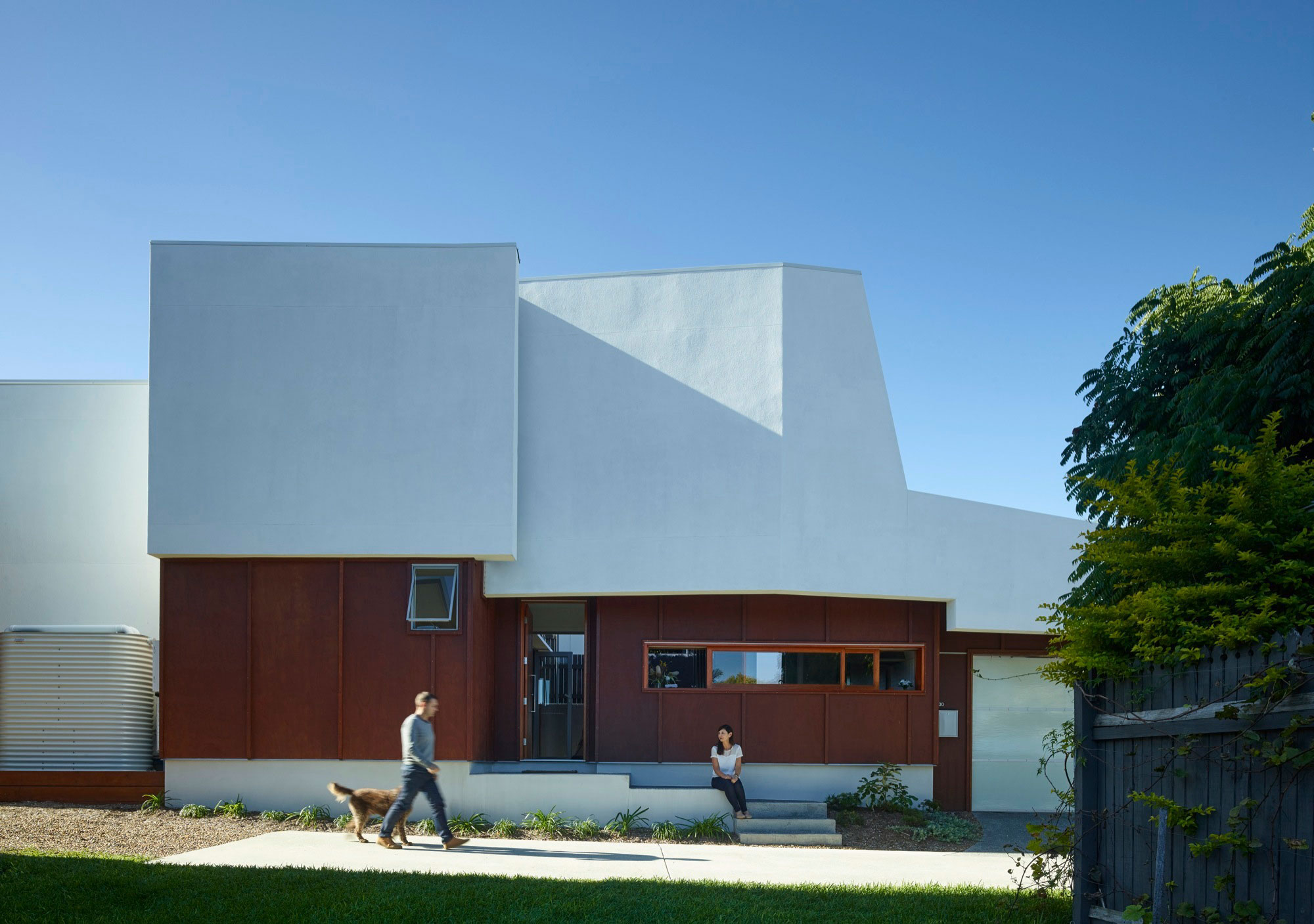 A Spectacular Long Narrow House with Long Kitchen in New Farm, Queensland by O’Neill Architecture (1)