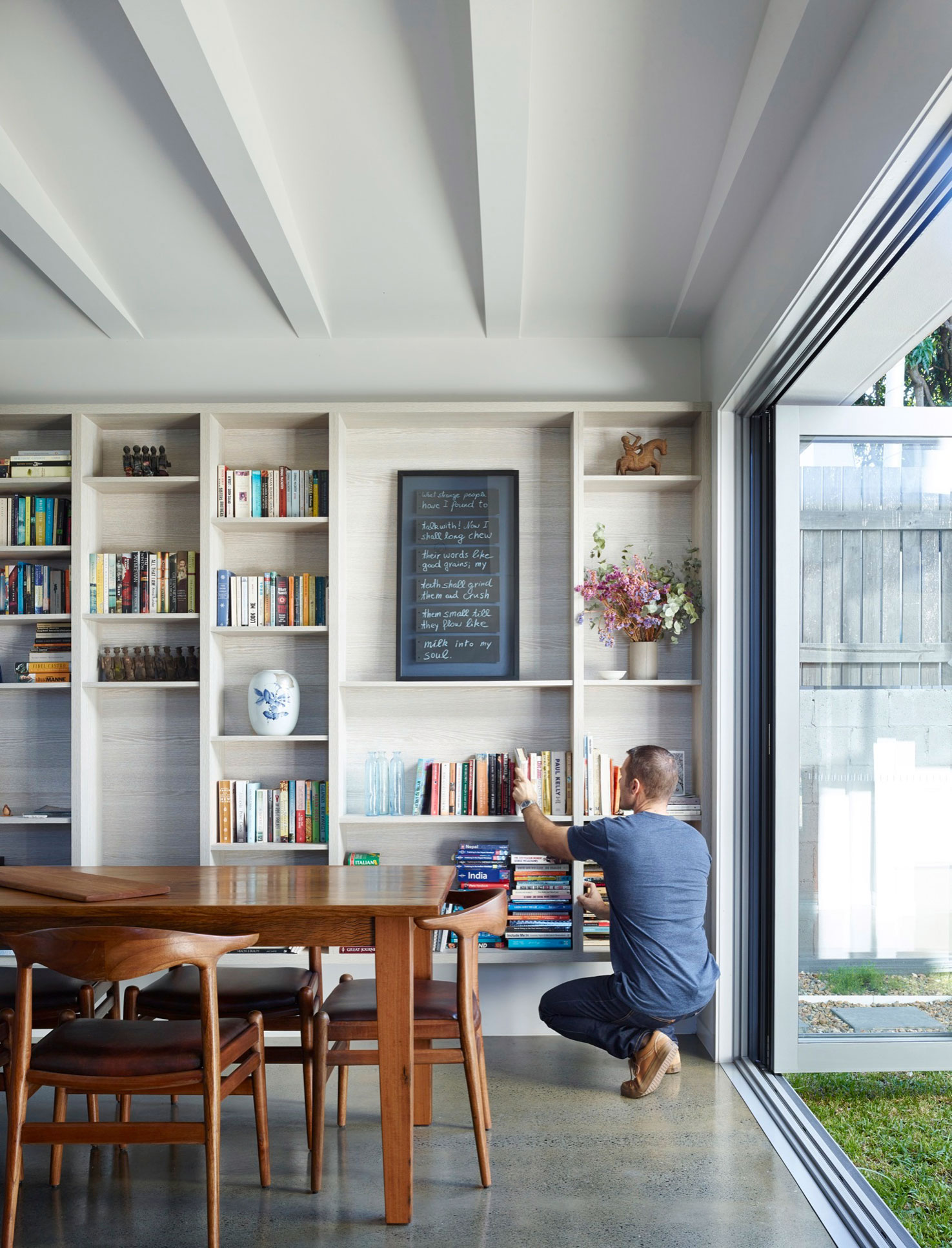 A Spectacular Long Narrow House with Long Kitchen in New Farm, Queensland by O’Neill Architecture (10)