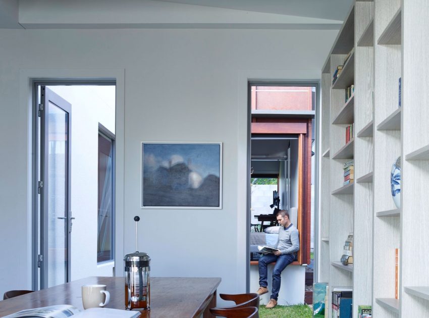 A Spectacular Long Narrow House with Long Kitchen in New Farm, Queensland by O’Neill Architecture (11)