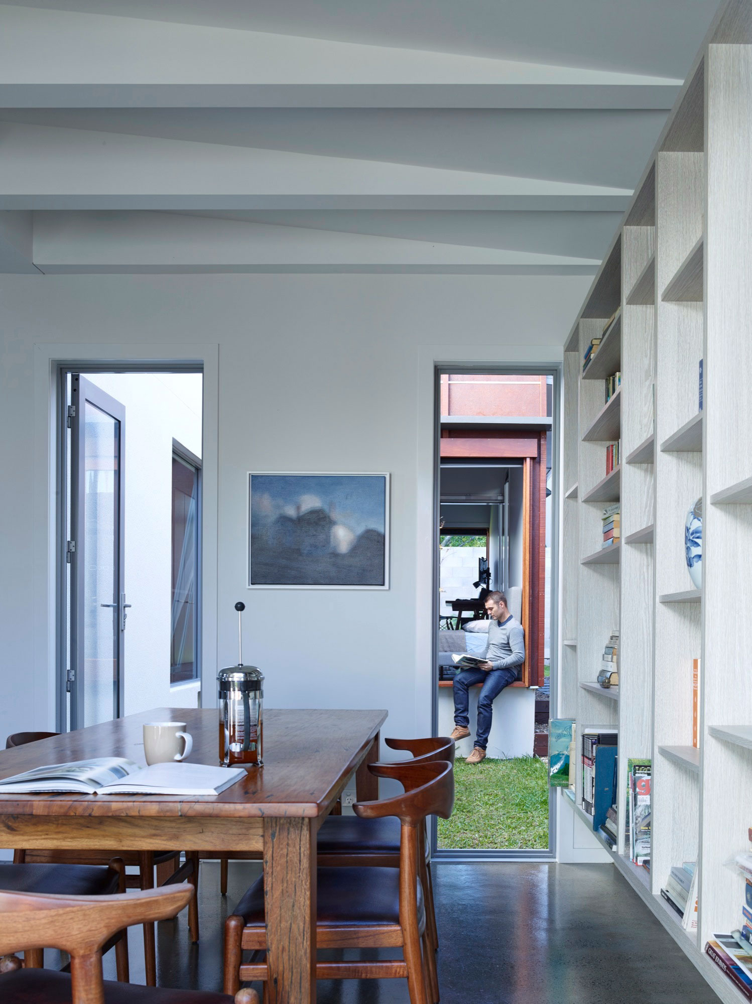 A Spectacular Long Narrow House with Long Kitchen in New Farm, Queensland by O’Neill Architecture (11)