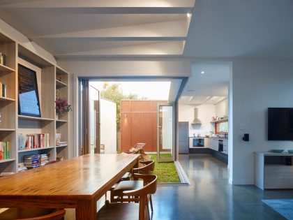 A Spectacular Long Narrow House with Long Kitchen in New Farm, Queensland by O’Neill Architecture (12)