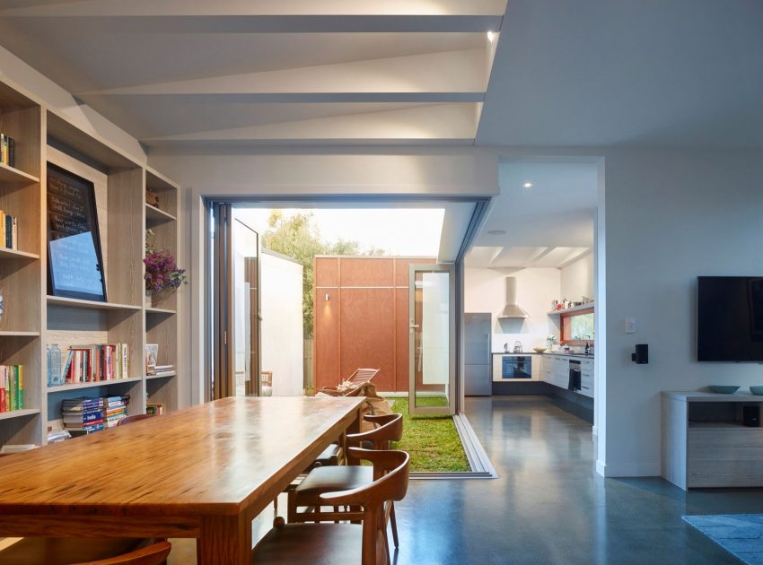 A Spectacular Long Narrow House with Long Kitchen in New Farm, Queensland by O’Neill Architecture (12)