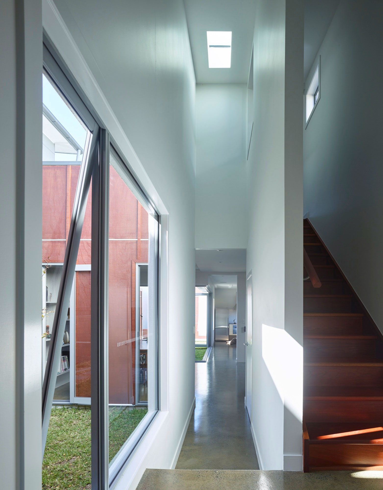 A Spectacular Long Narrow House with Long Kitchen in New Farm, Queensland by O’Neill Architecture (13)