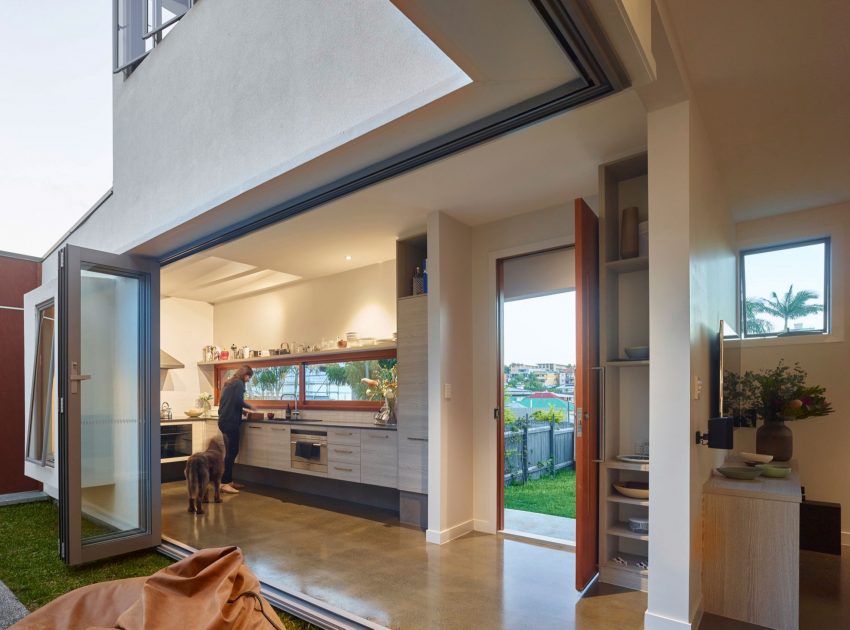 A Spectacular Long Narrow House with Long Kitchen in New Farm, Queensland by O’Neill Architecture (14)