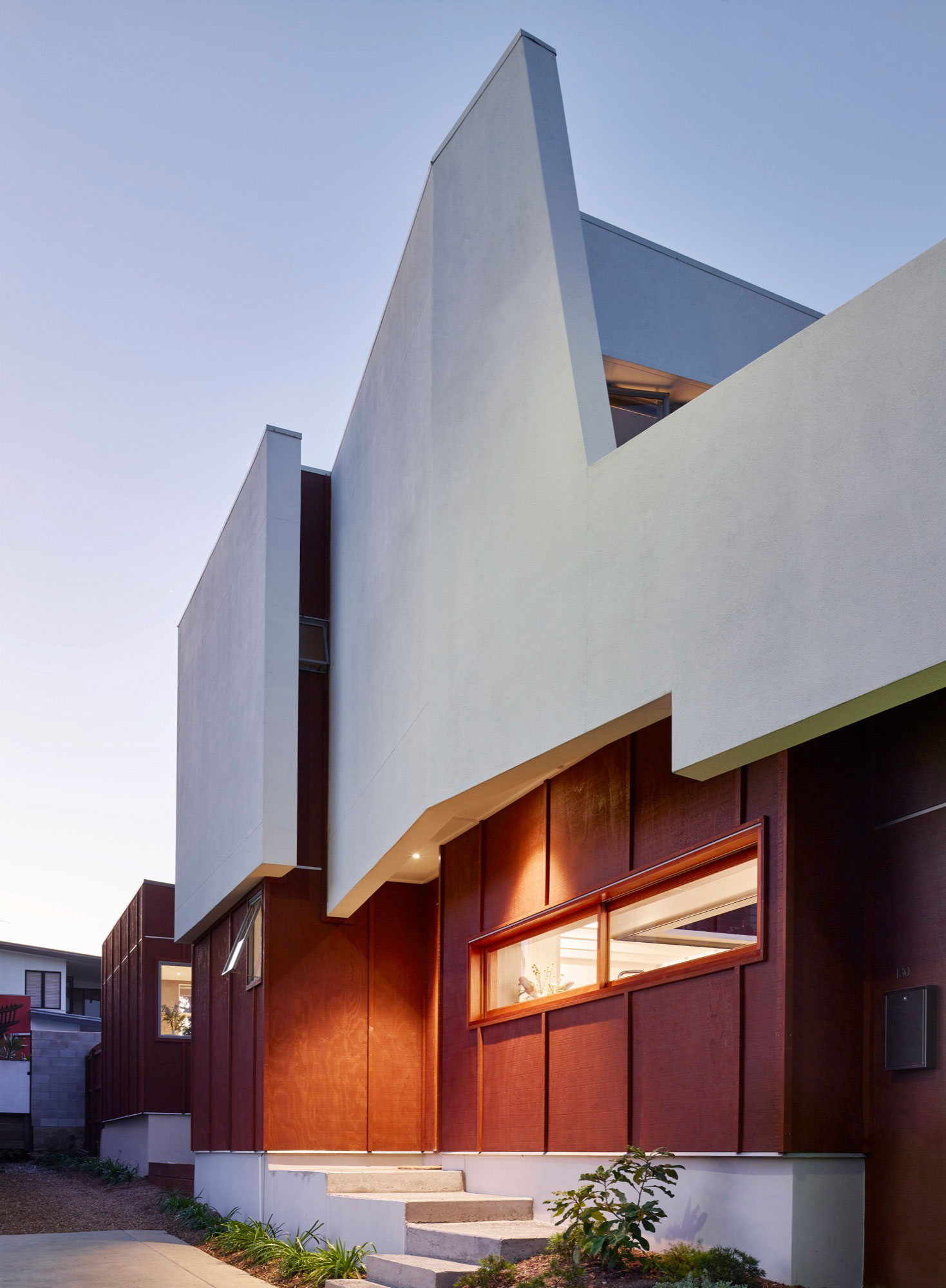 A Spectacular Long Narrow House with Long Kitchen in New Farm, Queensland by O’Neill Architecture (16)