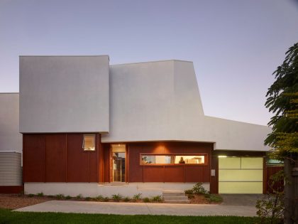 A Spectacular Long Narrow House with Long Kitchen in New Farm, Queensland by O’Neill Architecture (17)