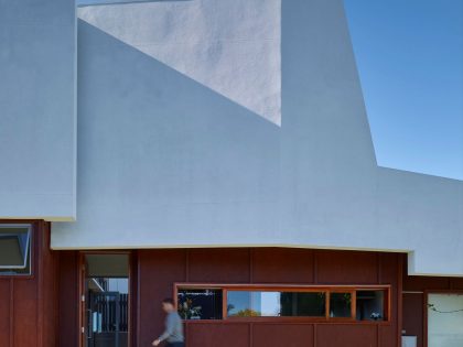 A Spectacular Long Narrow House with Long Kitchen in New Farm, Queensland by O’Neill Architecture (2)