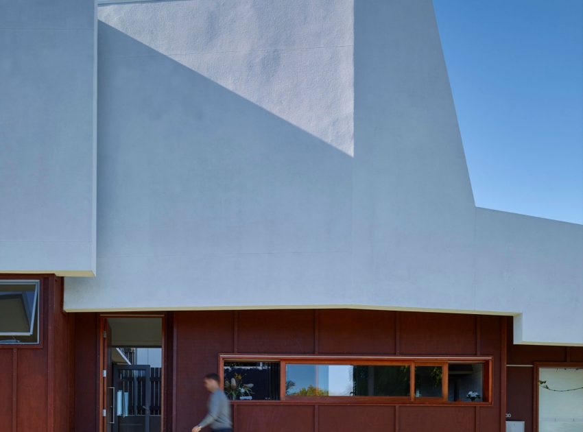 A Spectacular Long Narrow House with Long Kitchen in New Farm, Queensland by O’Neill Architecture (2)