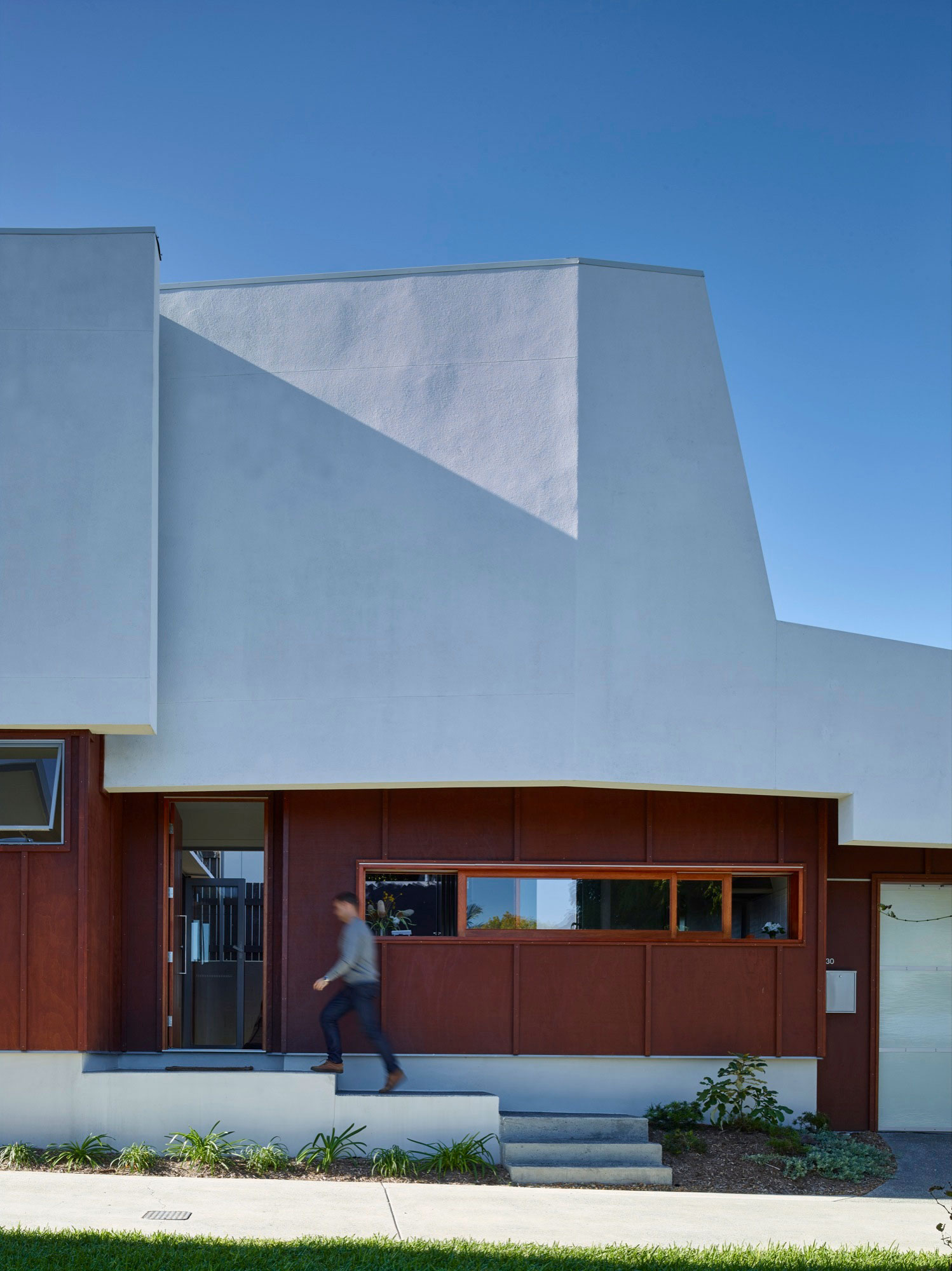 A Spectacular Long Narrow House with Long Kitchen in New Farm, Queensland by O’Neill Architecture (2)