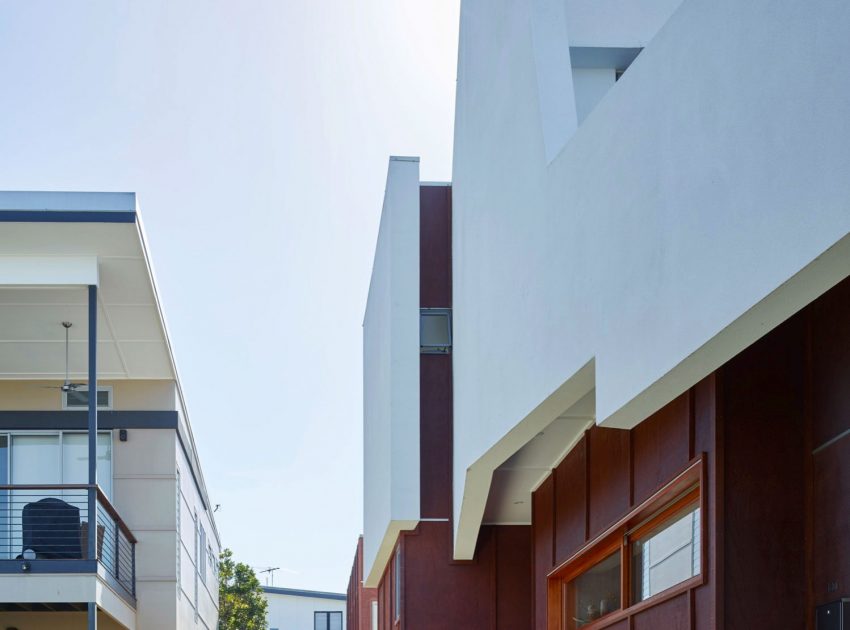 A Spectacular Long Narrow House with Long Kitchen in New Farm, Queensland by O’Neill Architecture (3)