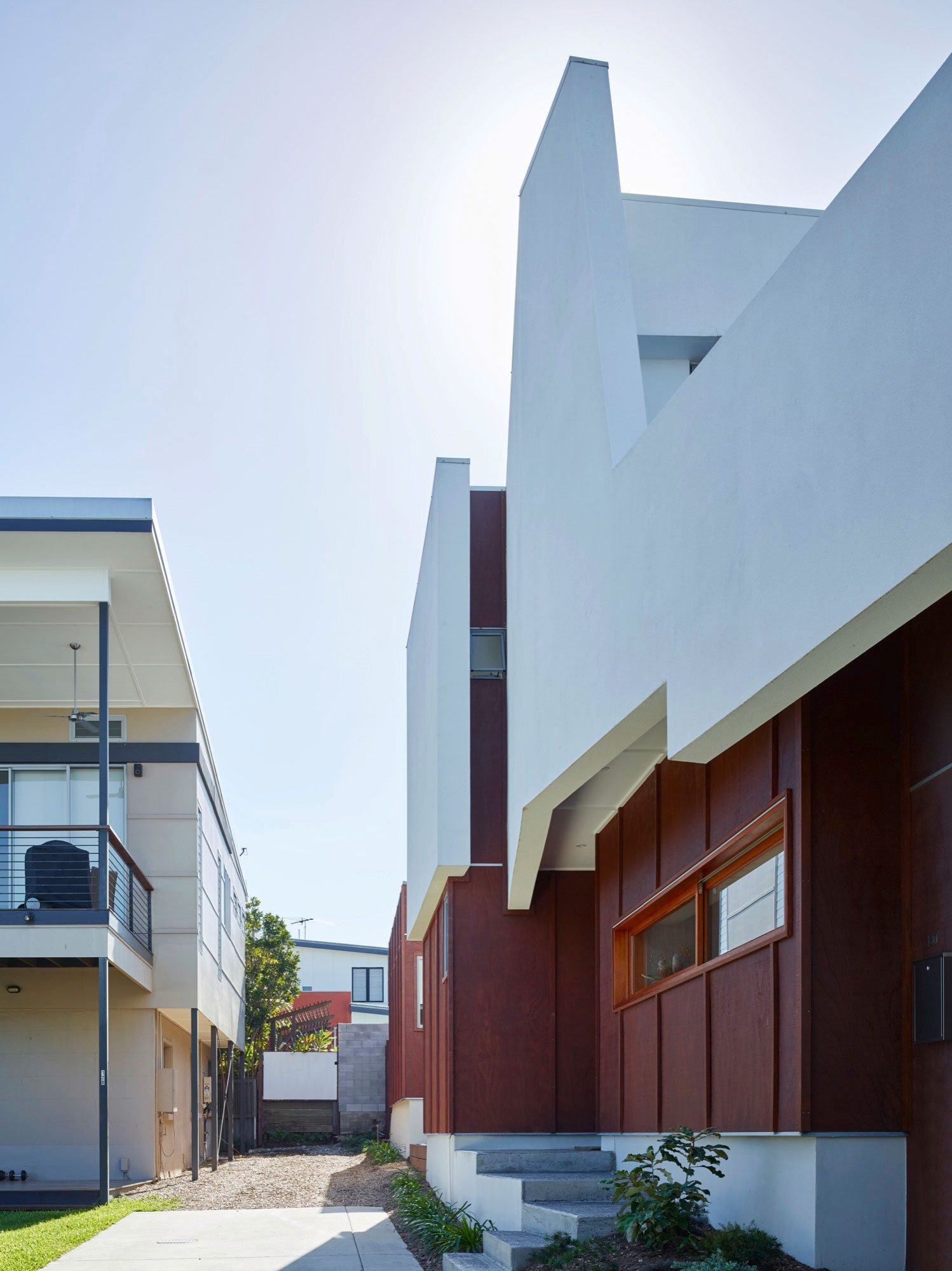 A Spectacular Long Narrow House with Long Kitchen in New Farm, Queensland by O’Neill Architecture (3)