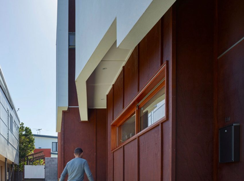 A Spectacular Long Narrow House with Long Kitchen in New Farm, Queensland by O’Neill Architecture (4)