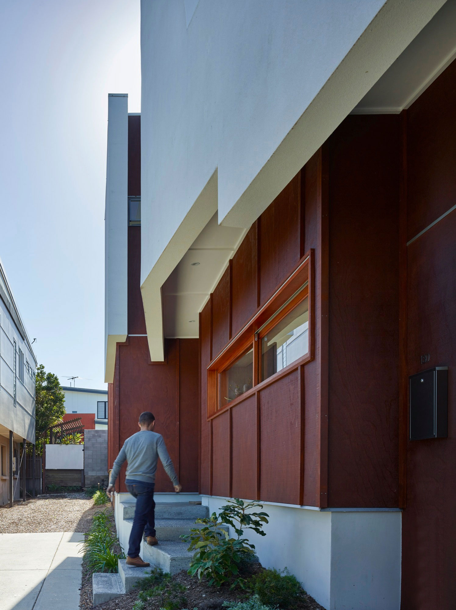 A Spectacular Long Narrow House with Long Kitchen in New Farm, Queensland by O’Neill Architecture (4)