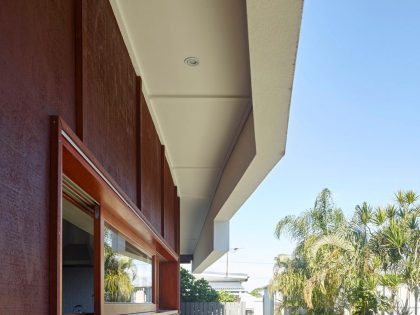 A Spectacular Long Narrow House with Long Kitchen in New Farm, Queensland by O’Neill Architecture (5)