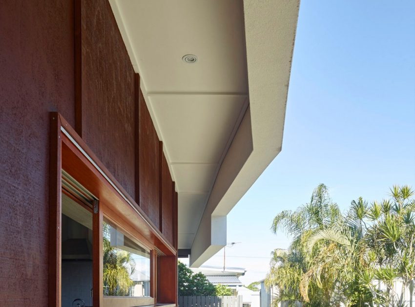 A Spectacular Long Narrow House with Long Kitchen in New Farm, Queensland by O’Neill Architecture (5)