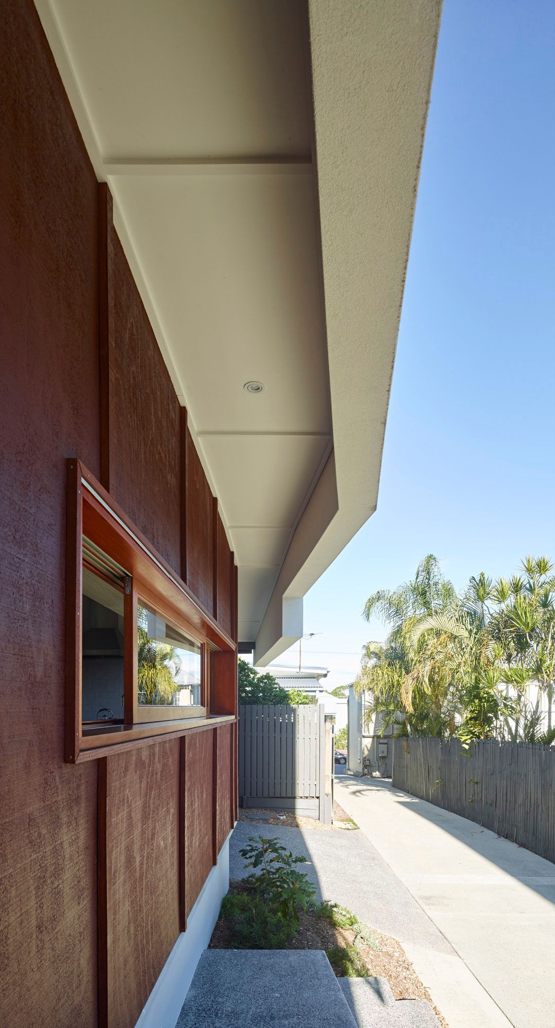 A Spectacular Long Narrow House with Long Kitchen in New Farm, Queensland by O’Neill Architecture (5)