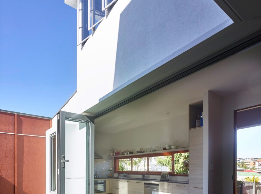 A Spectacular Long Narrow House with Long Kitchen in New Farm, Queensland by O’Neill Architecture (6)