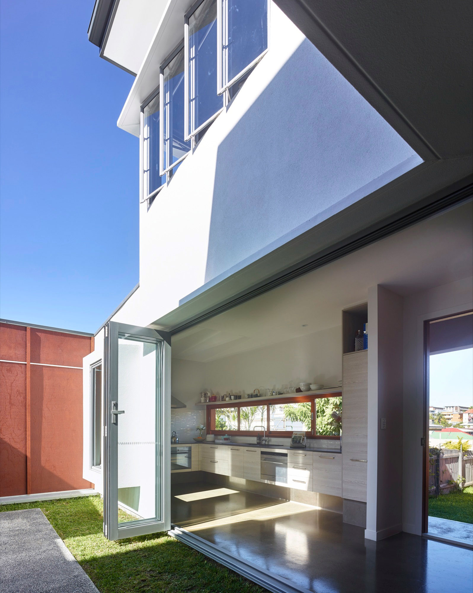 A Spectacular Long Narrow House with Long Kitchen in New Farm, Queensland by O’Neill Architecture (6)