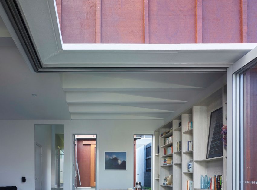 A Spectacular Long Narrow House with Long Kitchen in New Farm, Queensland by O’Neill Architecture (7)