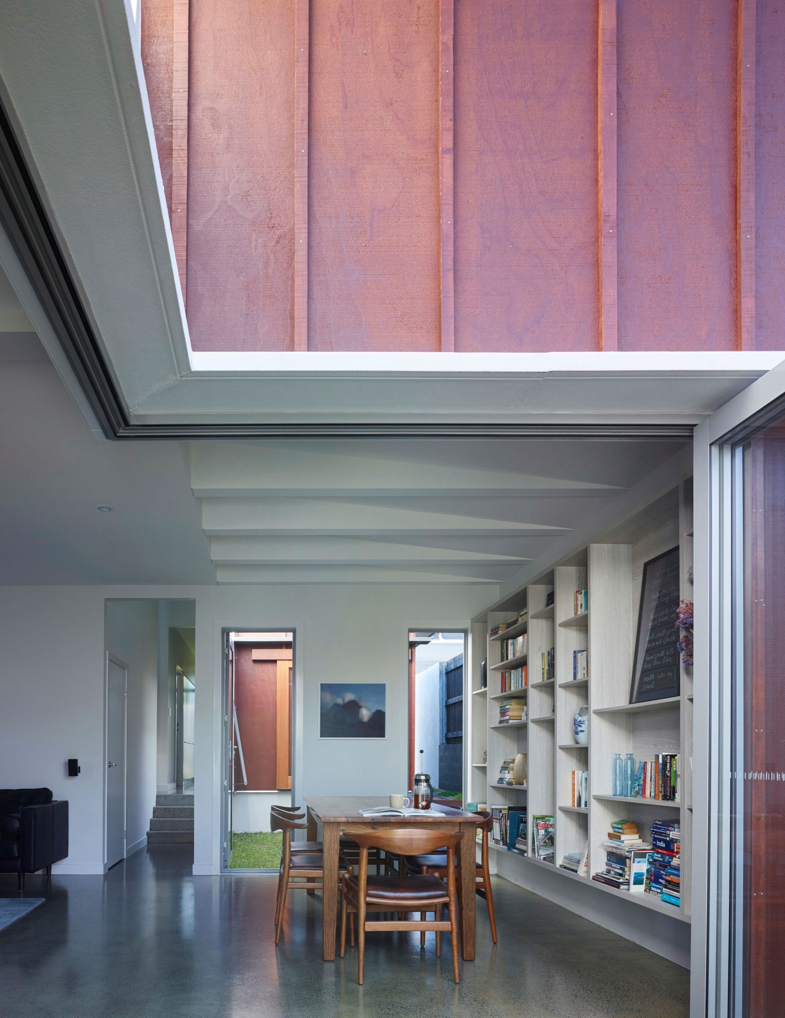 A Spectacular Long Narrow House with Long Kitchen in New Farm, Queensland by O’Neill Architecture (7)
