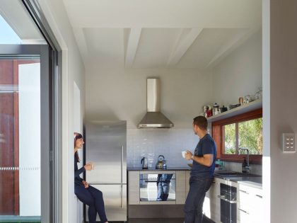 A Spectacular Long Narrow House with Long Kitchen in New Farm, Queensland by O’Neill Architecture (8)