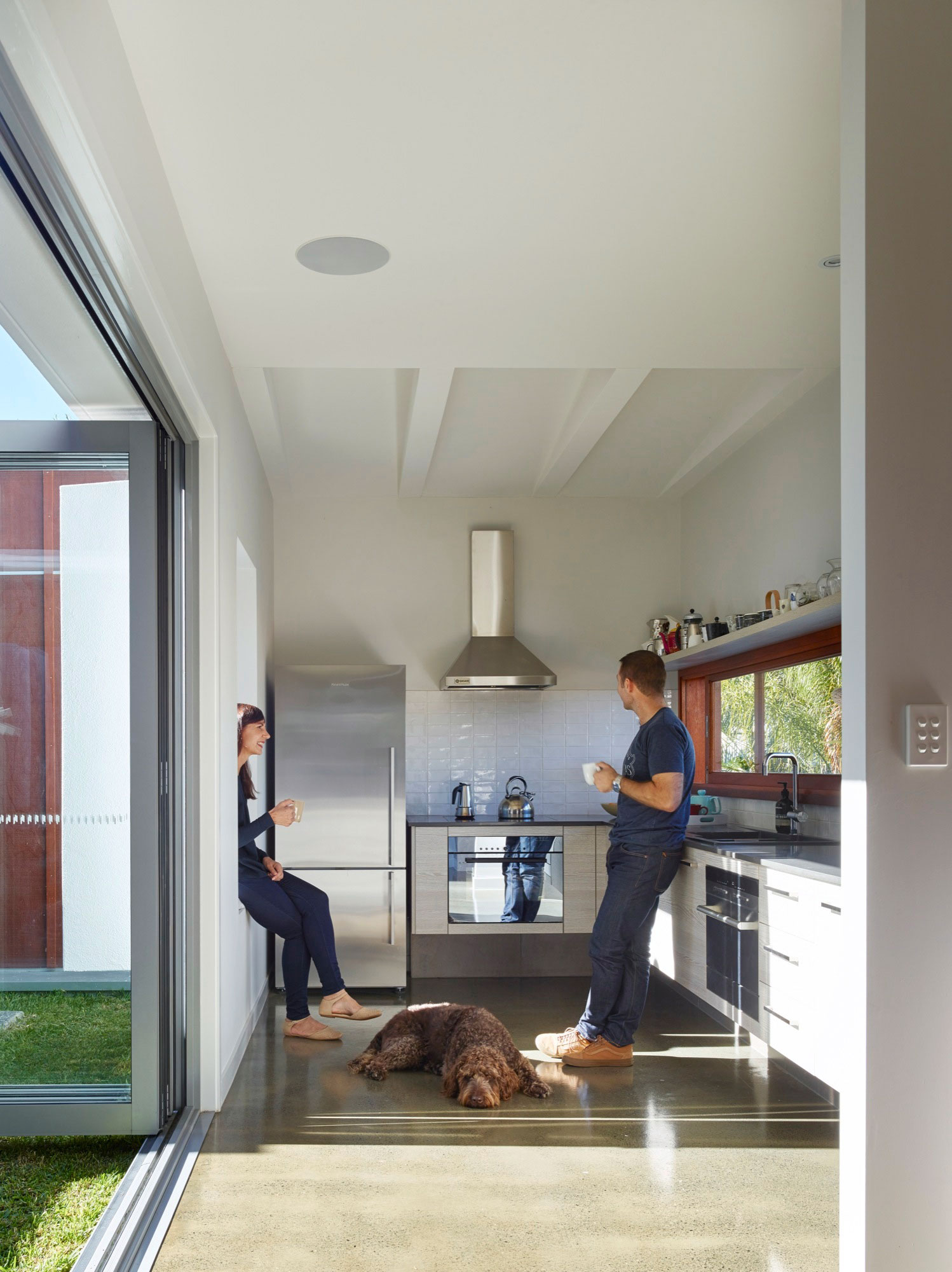 A Spectacular Long Narrow House with Long Kitchen in New Farm, Queensland by O’Neill Architecture (8)