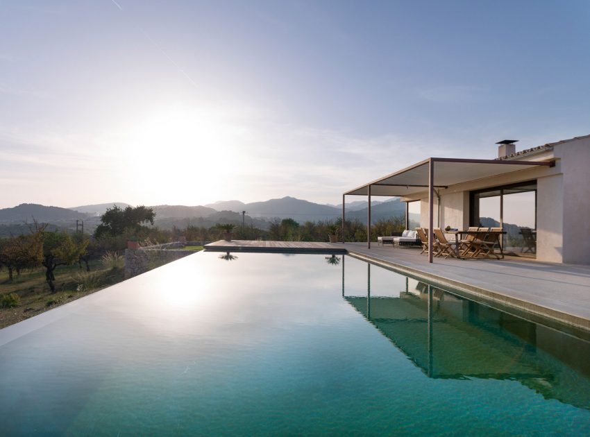 A Spectacular Modern House with Open Spaces and Warm Atmosphere in Mallorca by Marga Rotger (1)