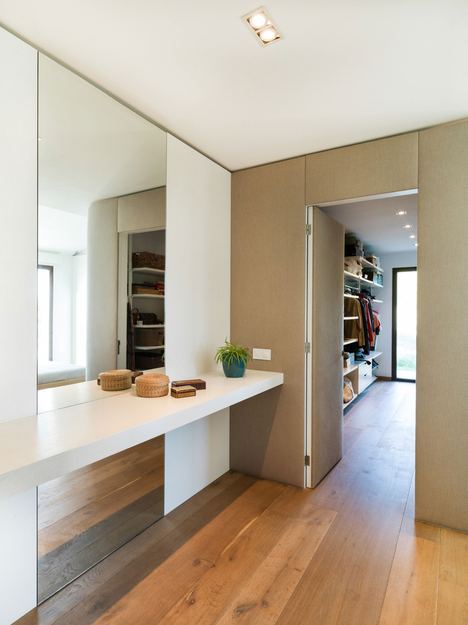A Spectacular Modern House with Open Spaces and Warm Atmosphere in Mallorca by Marga Rotger (16)