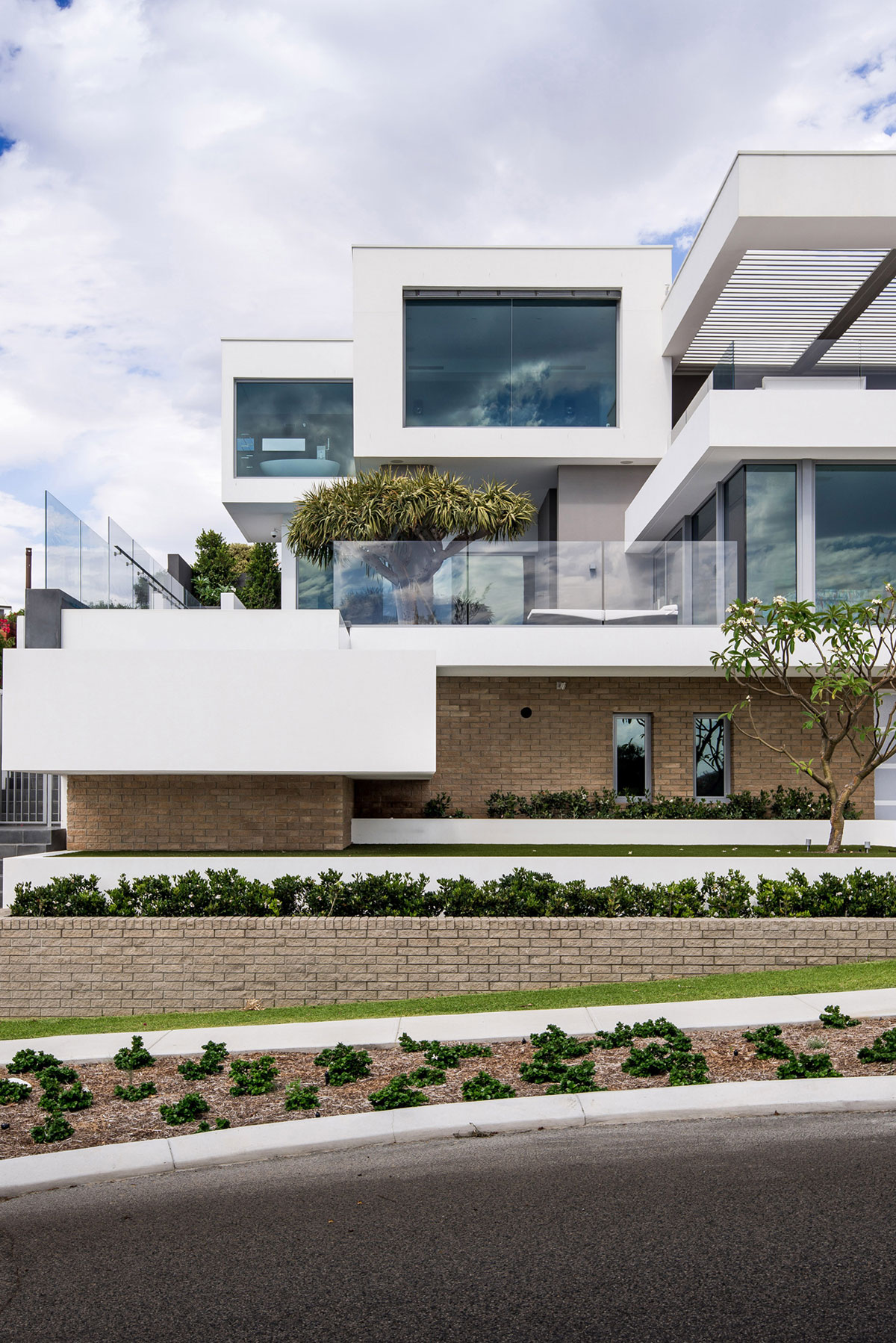 A Spectacular and Dramatic Home with Sophisticated and Spacious Interior in Trigg, Australia by Hillam Architects (1)